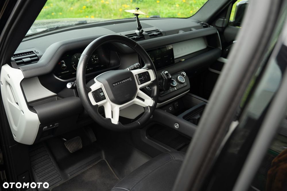 Land Rover Defender - 32