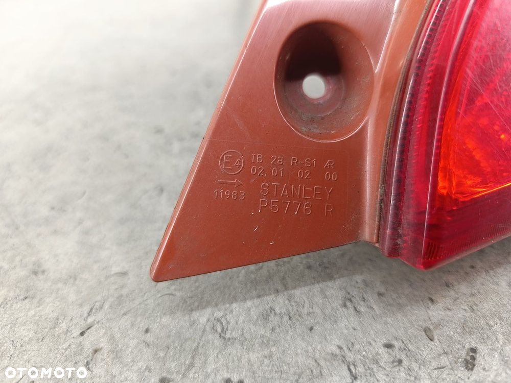 LAMPA TYLNA PRAWA MAZDA 2 II D65151150  P5776R STANLEY HATCHBACK - 9