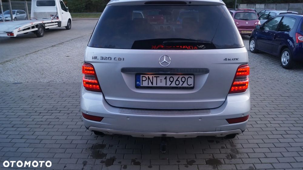 Mercedes-Benz ML 320 CDI 4Matic 7G-TRONIC DPF Edition 10 - 21