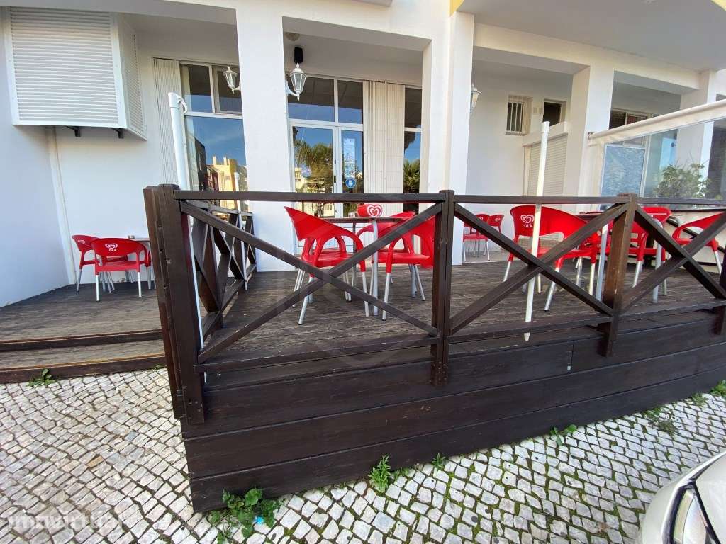 Café com duas esplanadas, na avenida principal de São Brás de Alpor... - Grande imagem: 3/13
