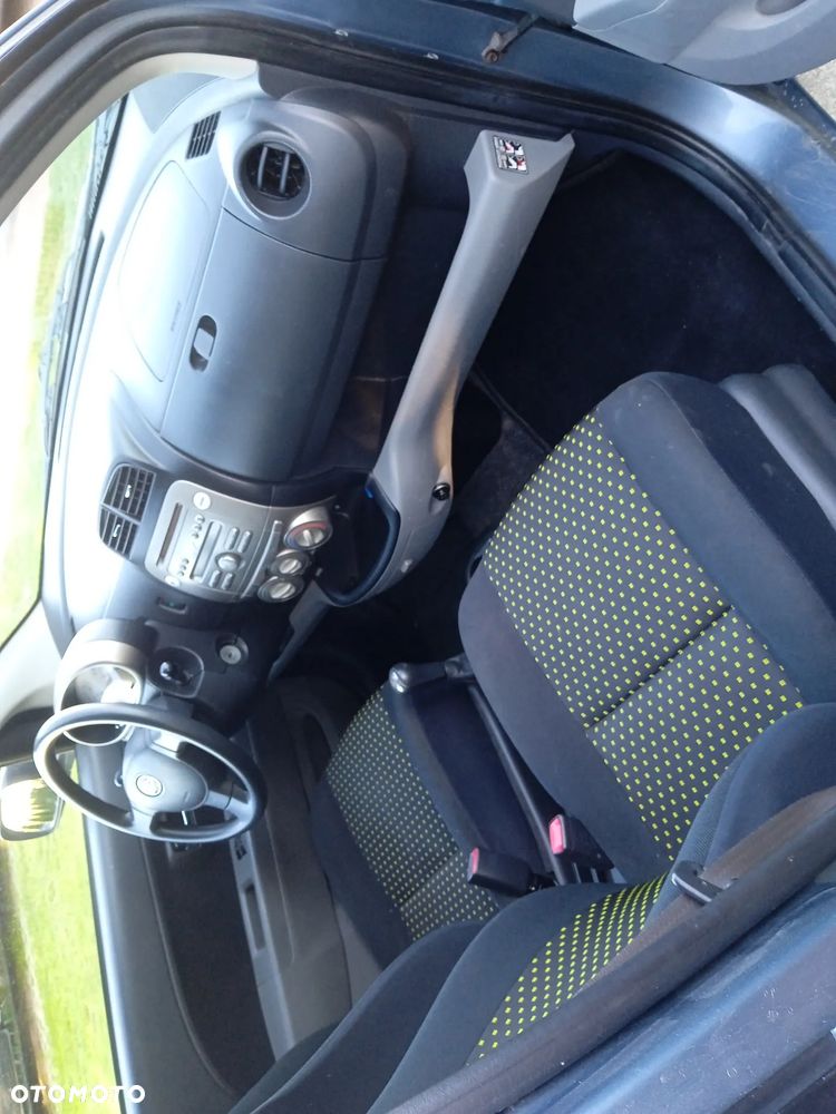 Daihatsu Sirion 1.3 - 12
