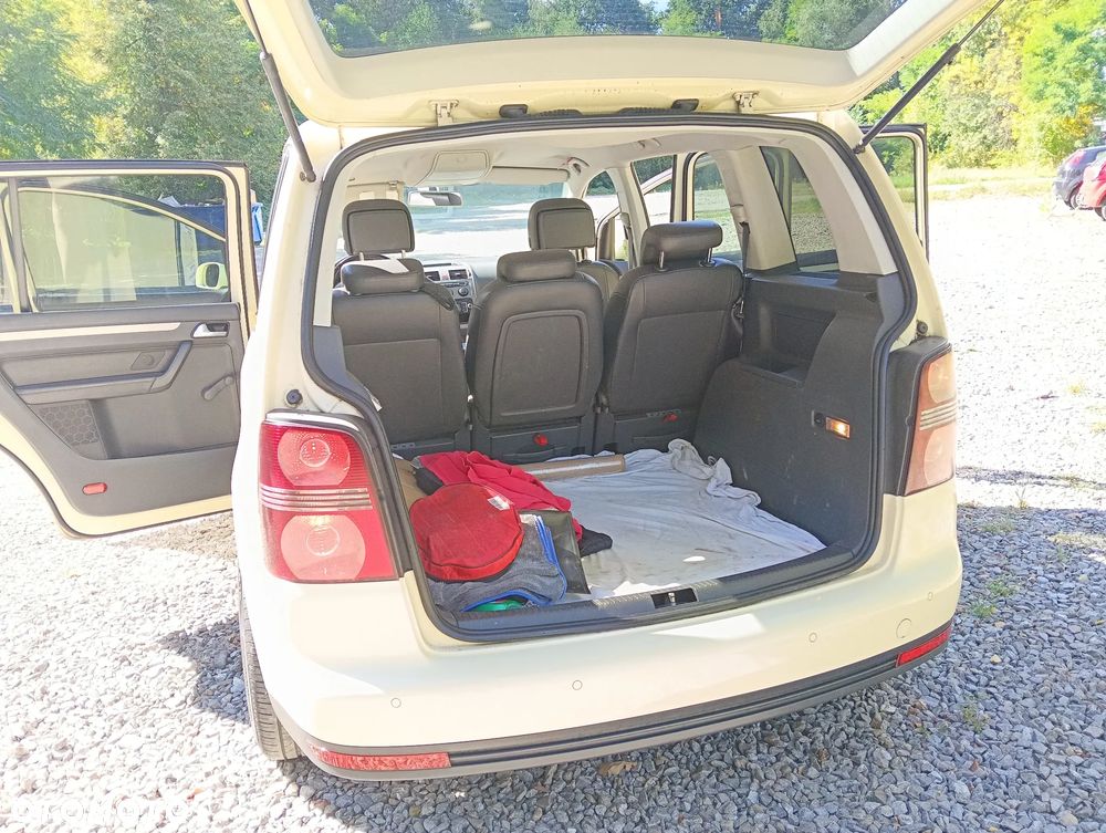 Volkswagen Touran 1.9 TDI Conceptline DSG - 9