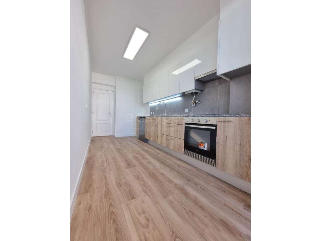 Apartamento T3 Estrada da Luz com parqueamento e arrecadação - Grande imagem: 2/23
