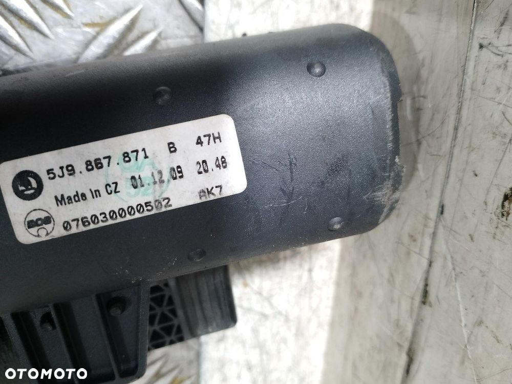ROLETA BAGAŻNIKA  SKODA FABIA II 5J9867871B - 2