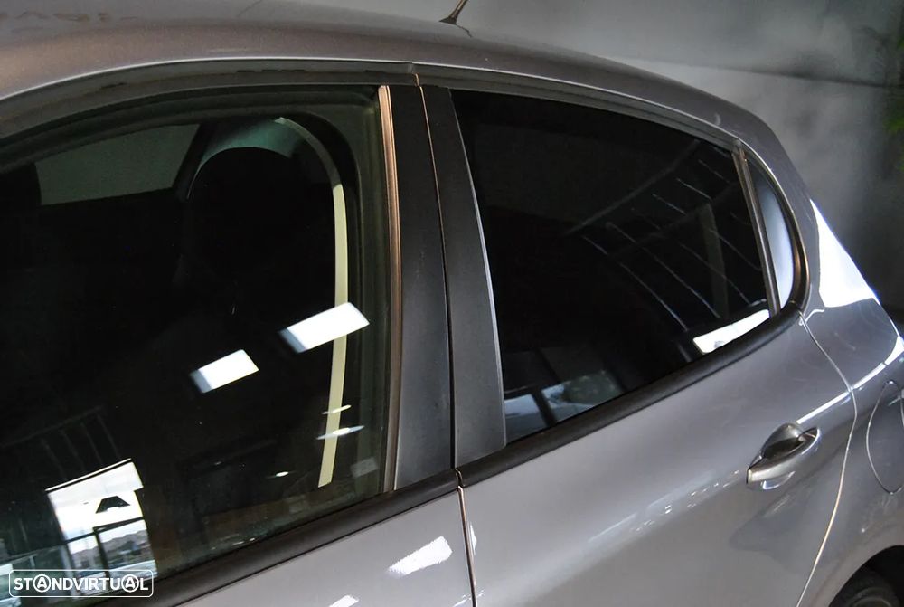 Peugeot 208 1.2 PureTech Signature - 15