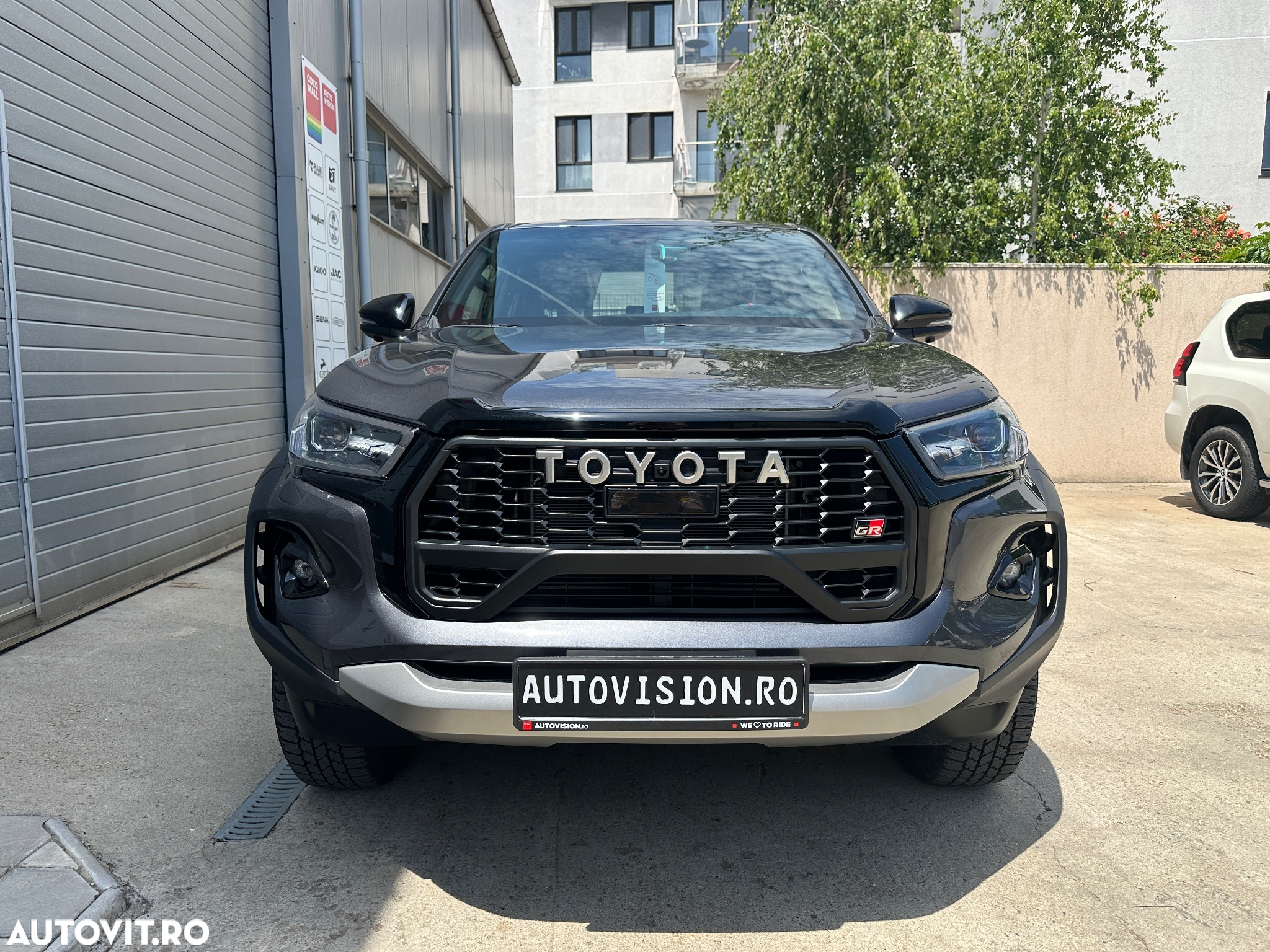Toyota Hilux 2.8D 204CP 4x4 Double Cab AT GR Sport - 3