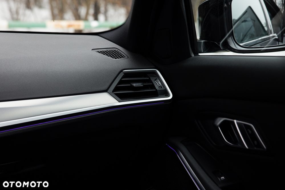BMW Seria 3 330i Sport Line - 28