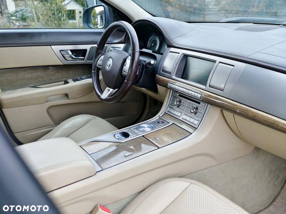 Jaguar XF 2.7 V6 D Luxury - 7