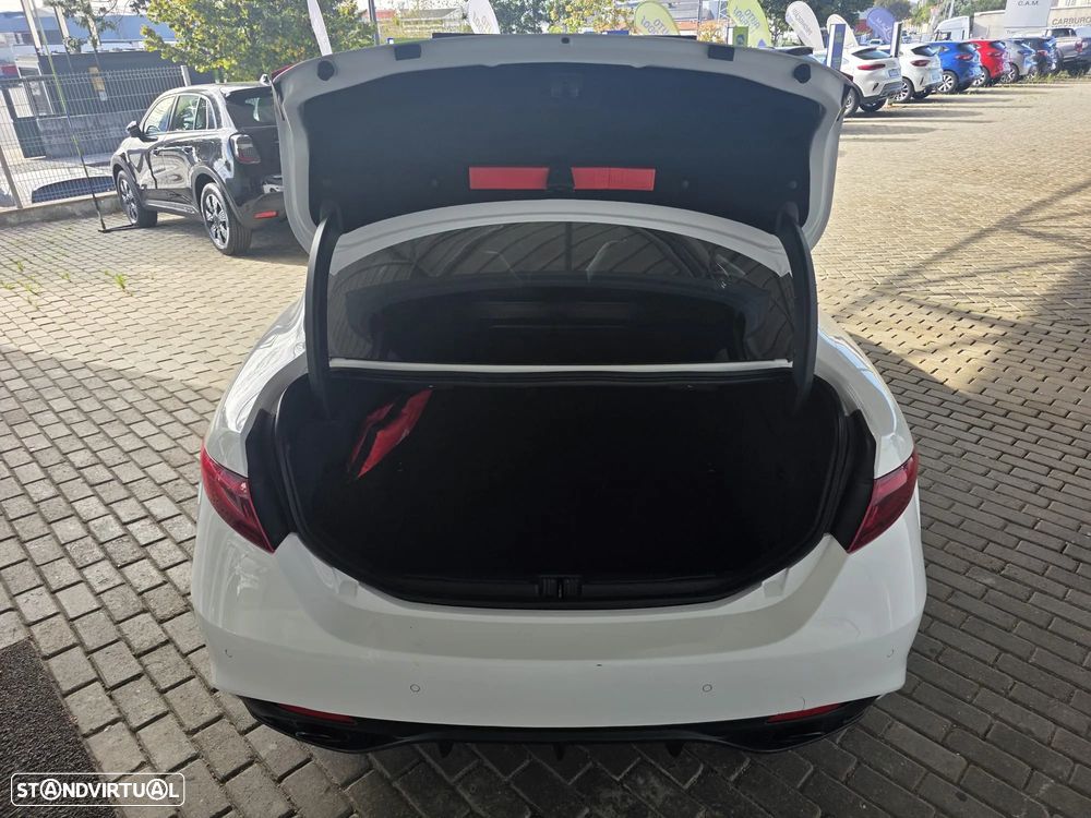 Alfa Romeo Giulia 2.2 D Estrema Q4 AT8 - 11