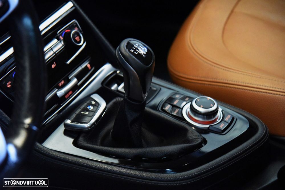 BMW 216 Active Tourer d Line Luxury - 24