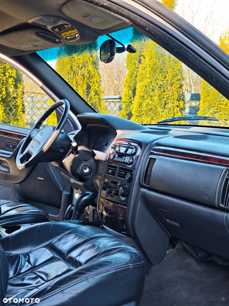 Jeep Grand Cherokee - 23