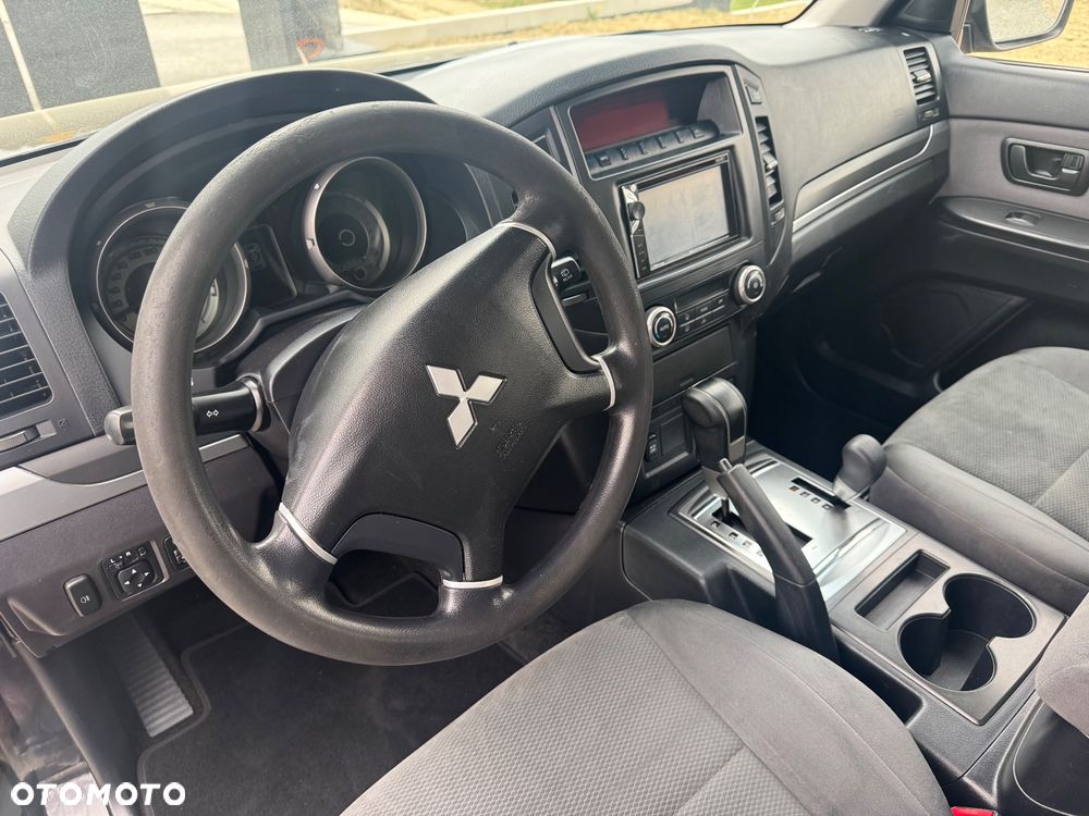 Mitsubishi Pajero - 11