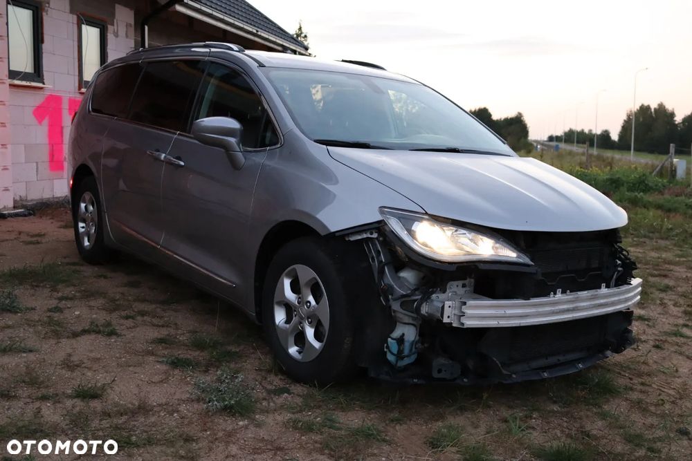 Chrysler Pacifica - 1