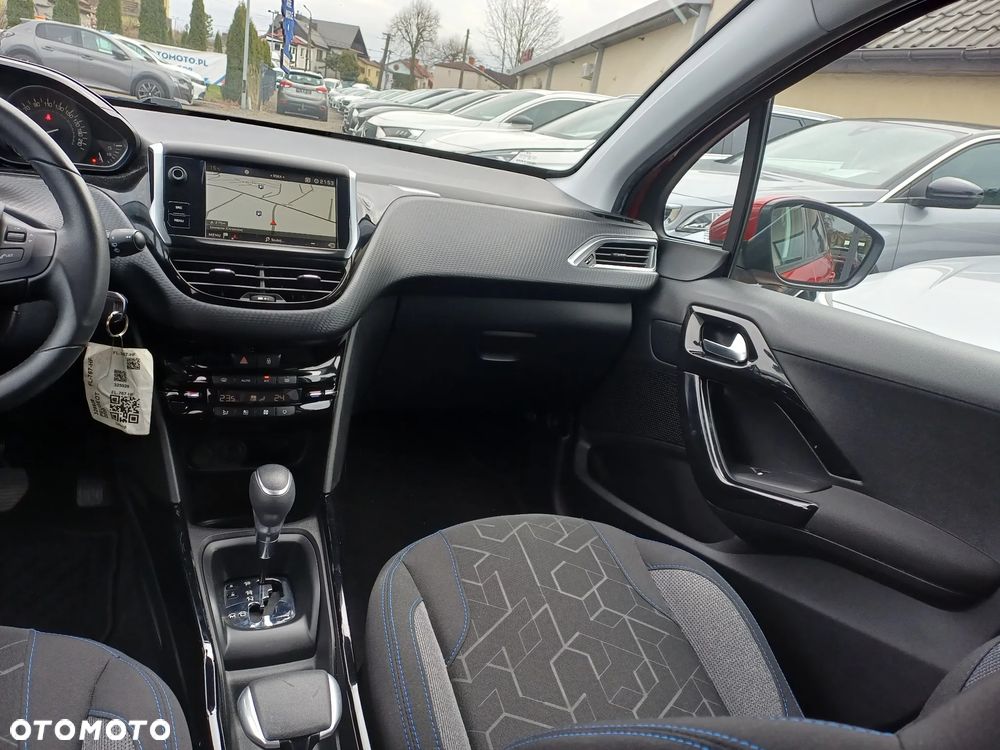 Peugeot 2008 1.2 Pure Tech GPF Signature S&S EAT6 - 21