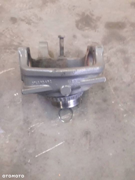 Zwrotnica prawa spicer most 3765934R2 733/505-001 - 1