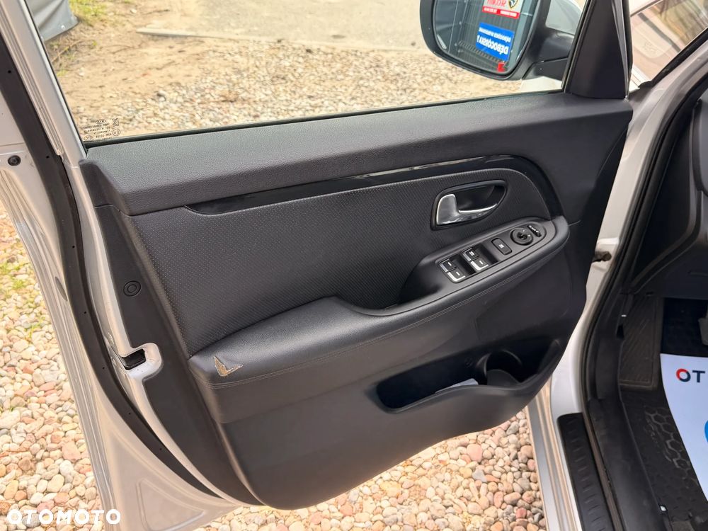 Kia Carens 1.7 CRDi 115 Dream Team Edition - 13