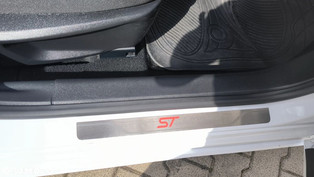 Ford Focus 1.5 EcoBlue Start-Stopp-System ST-LINE - 13