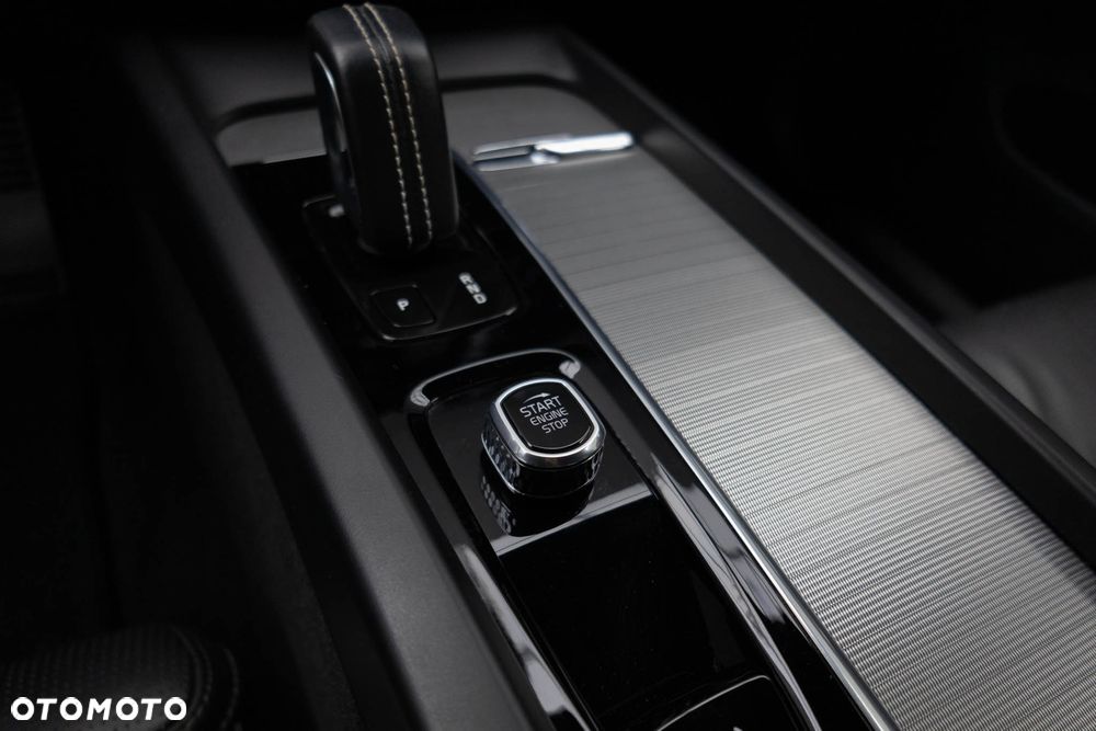 Volvo XC 60 B4 D AWD Ultimate Dark - 28