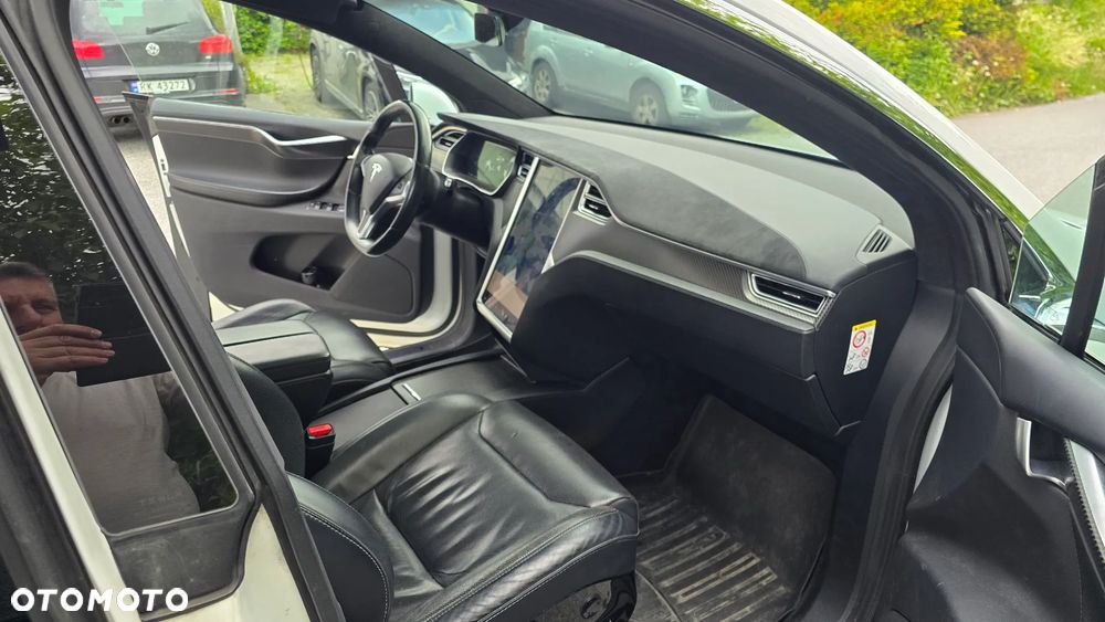 Tesla Model X - 23