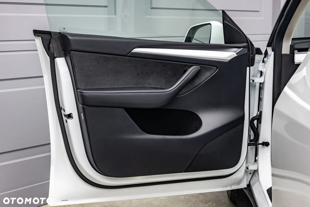 Tesla Model Y - 25