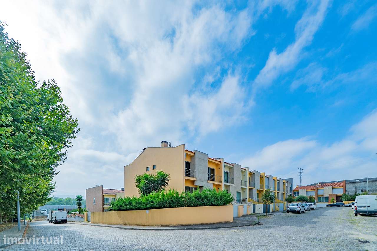 Moradia T3, de gaveto, em Panoias - Braga - Grande imagem: 2/58