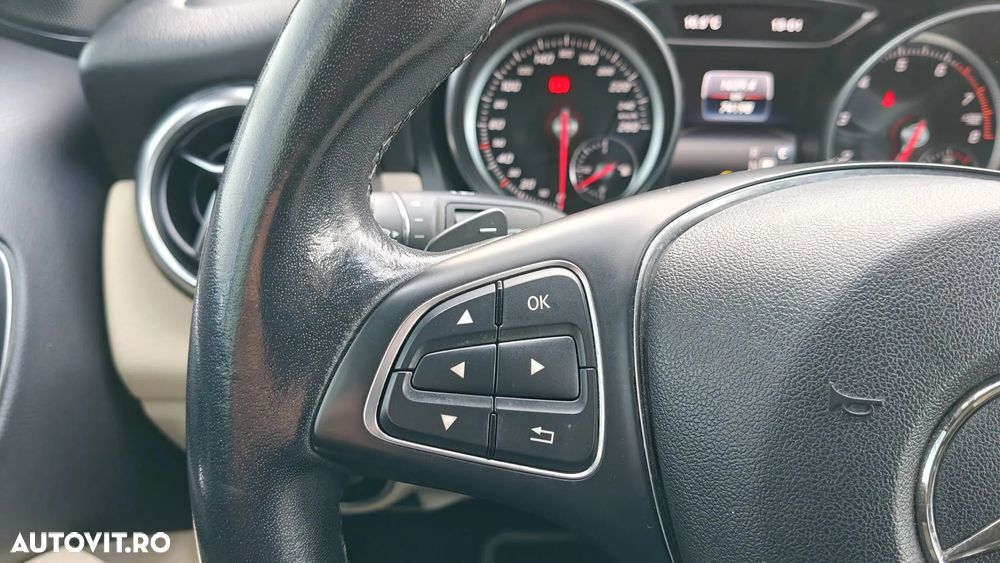 Mercedes-Benz GLA 180 7G-DCT Urban - 14