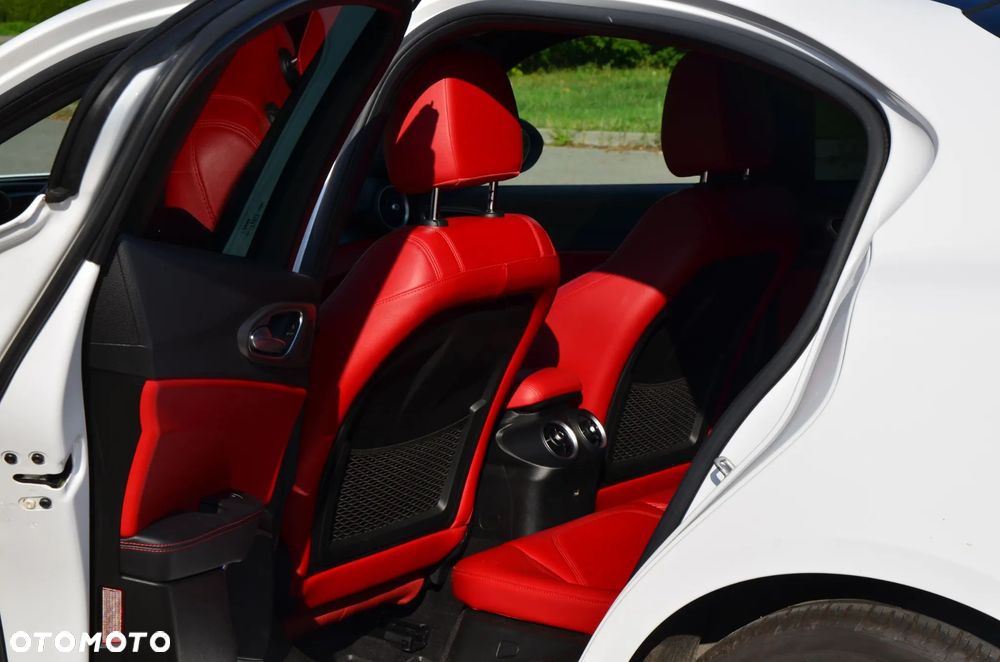 Alfa Romeo Giulia 2.0 Turbo 16V AT8 Veloce Ti - 10