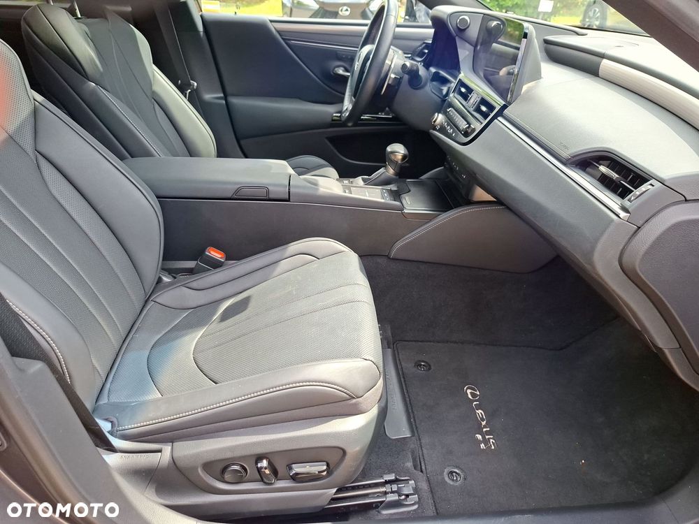 Lexus ES 300h F Sport Edition - 17