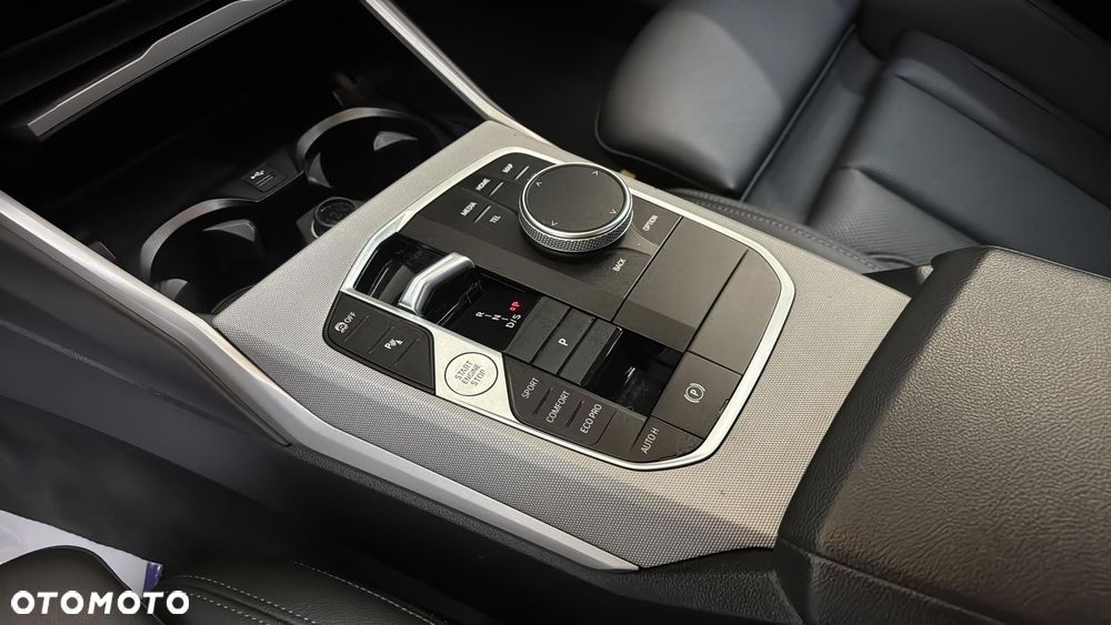 BMW Seria 3 318d mHEV - 16