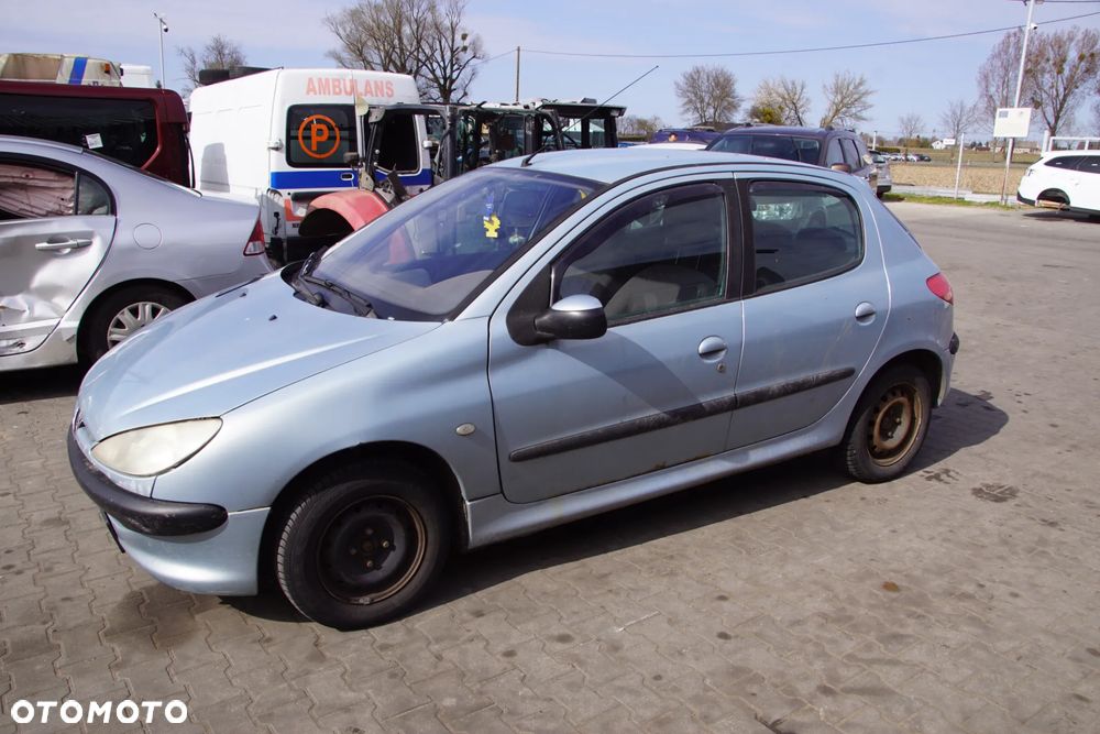 Auto na części - Peugeot 206 1.1 60 KM HFX 20CP08 EYL 2002R Silnik Skrzynia Drzwi Błotnik Klapa Zderzak Lampa Lusterko Klamka Szyba Deska Kokpit Sterownik Moduł Czujnik Licznik Panel Kierownica - 9