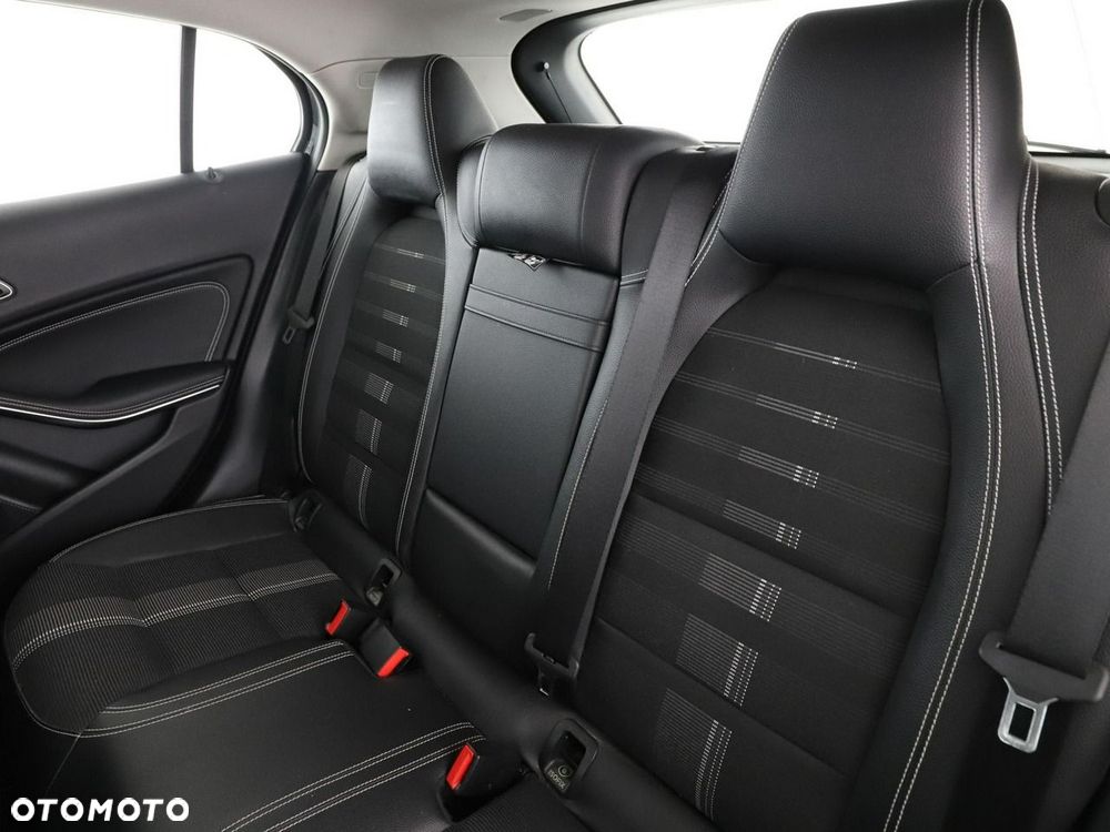 Mercedes-Benz GLA 180 d Urban - 18