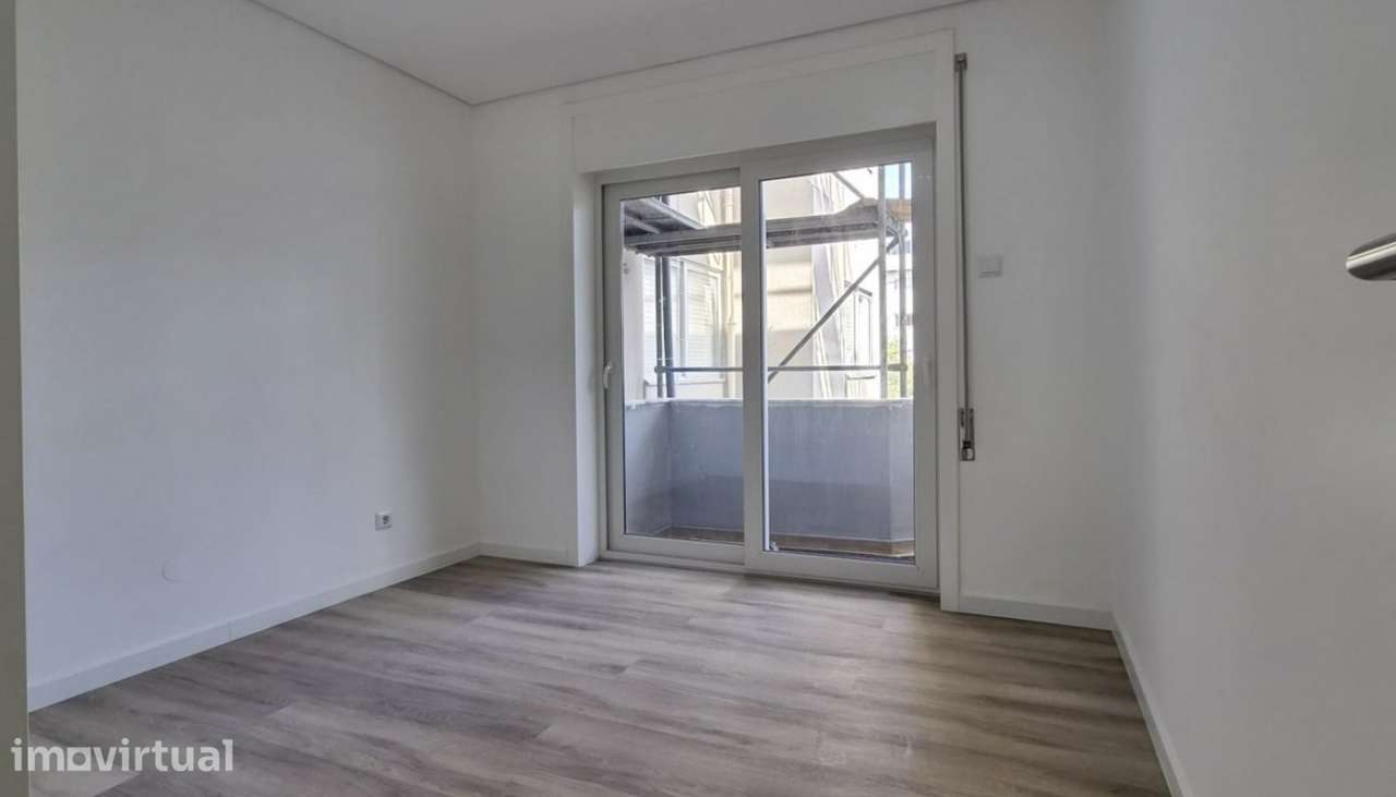 Venda de Apartamento T3 remodelado, próximo da praia na Póvoa de Var - Grande imagem: 4/16