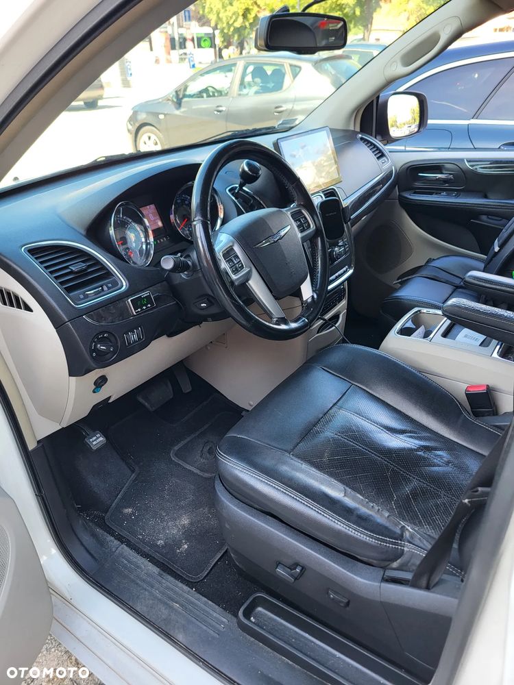 Chrysler Town & Country - 13