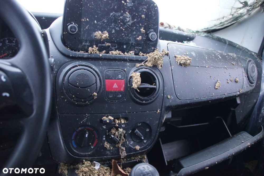 Auto na części - Fiat Fiorino III Lift 1.3 Multijet 73504436 46342387 249 2022R Silnik Skrzynia Drzwi Maska Błotnik Zderzak Szyba Lampa Klamka Deska Kokpit Sterownik Moduł Czujnik Licznik Wyświetlacz Panel Kierownica - 13