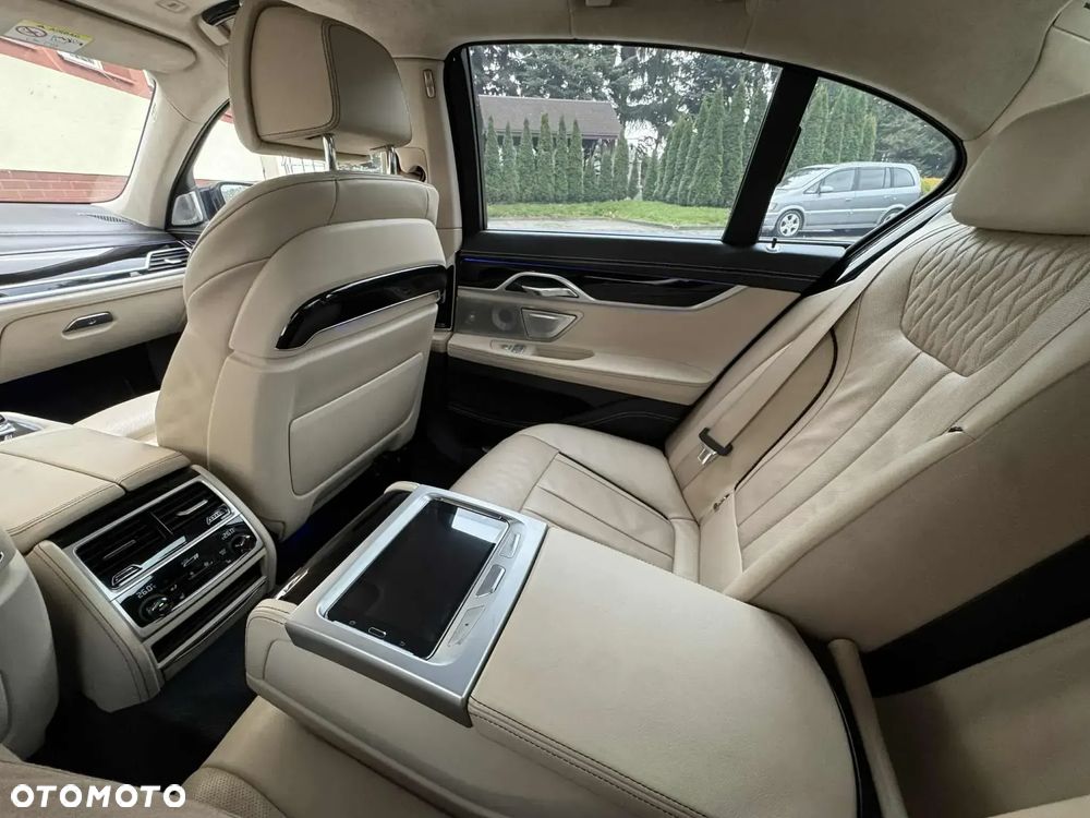 BMW Seria 7 750i xDrive - 8