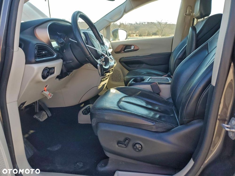 Chrysler Pacifica - 8