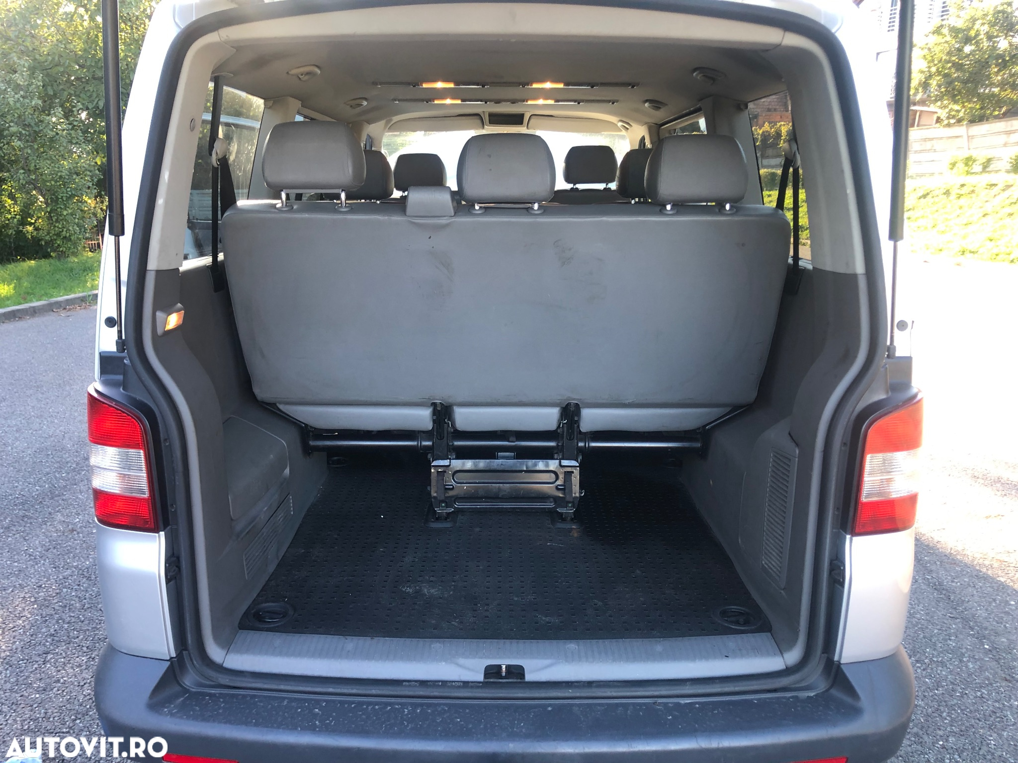 Volkswagen Caravelle - 10