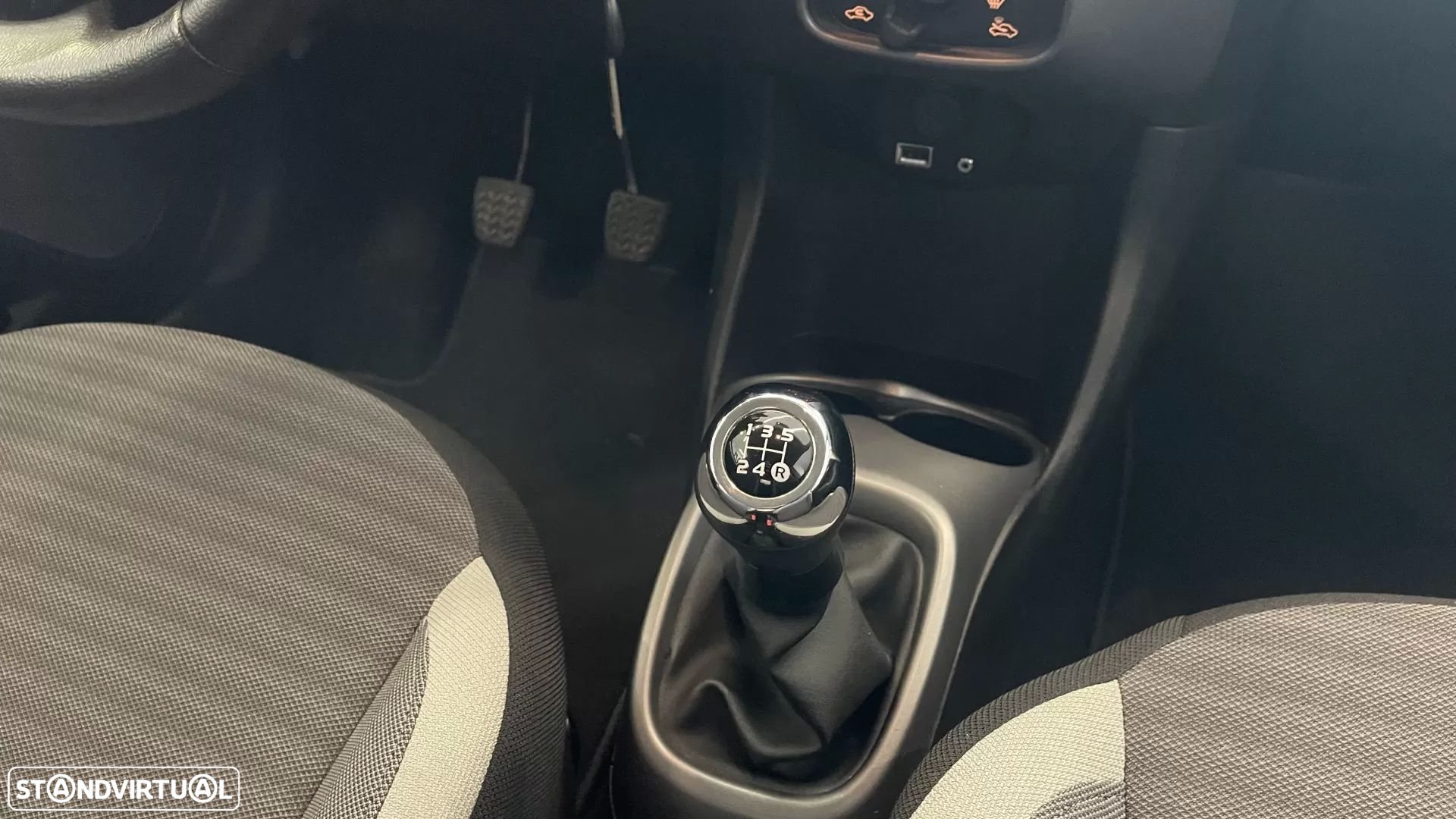 Toyota Aygo X Black&White - 30
