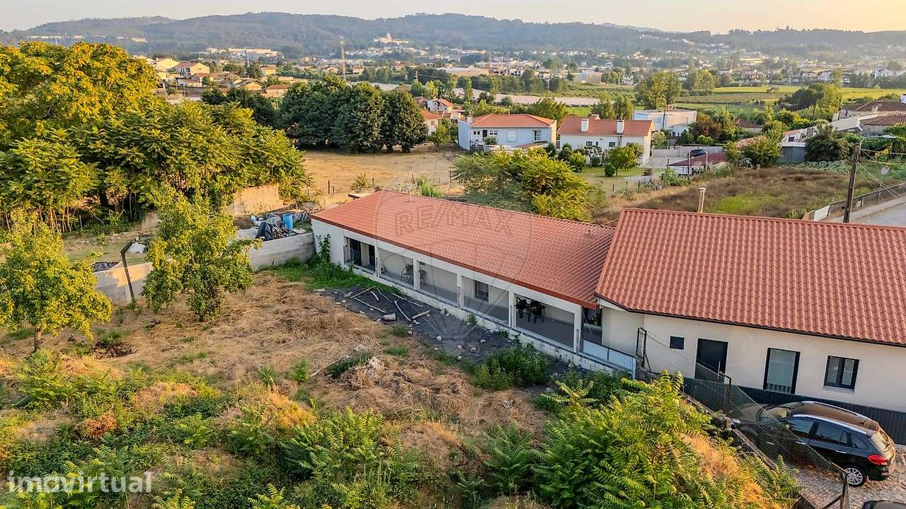 Moradia composta por 2 apartamentos de tipologia T1 - Grande imagem: 2/38