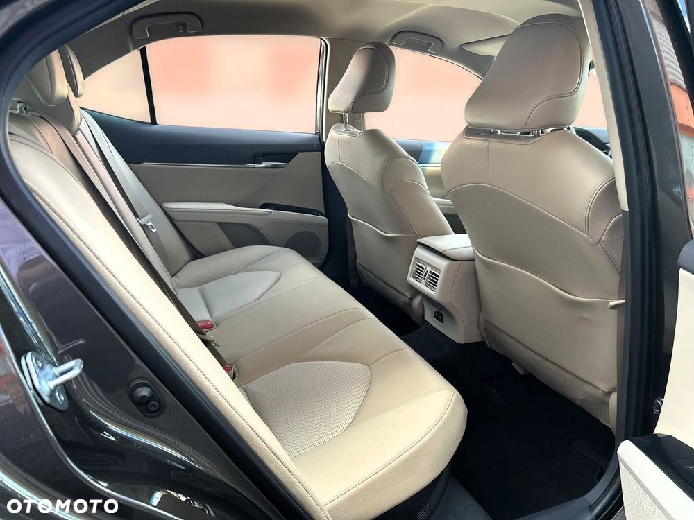 Toyota Camry 2.5 Hybrid Executive CVT - 16