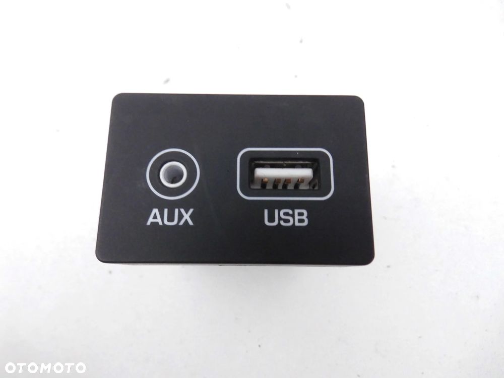 PANEL STEROWANIA PRZEŁĄCZNIKÓW AUX USB 96120-C7000 HYUNDAI I20 II LIFT