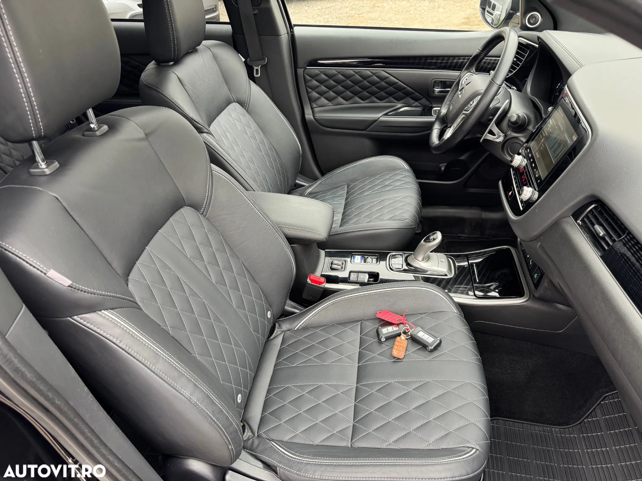 Mitsubishi Outlander 2.4 4WD Plug-In Hybrid Top - 30