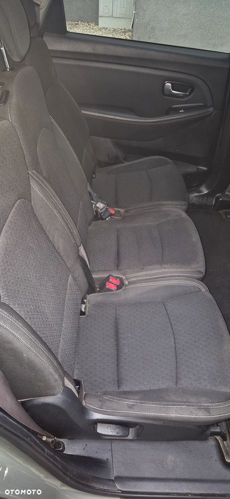 Kia Carens 1.7 CRDi M 7os EU6 - 13