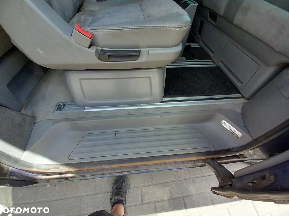 VW TRANSPORTER T5 MULTIVAN KOMPLETNA PRZEKŁADKA FOTELI DYWANÓW PODSUFITKI BOCZKI SŁUPKI NA MULTIVAN KOMPLET Z STOLIKIEM I ROLETĄ SKÓRA ALCANTARA - 6