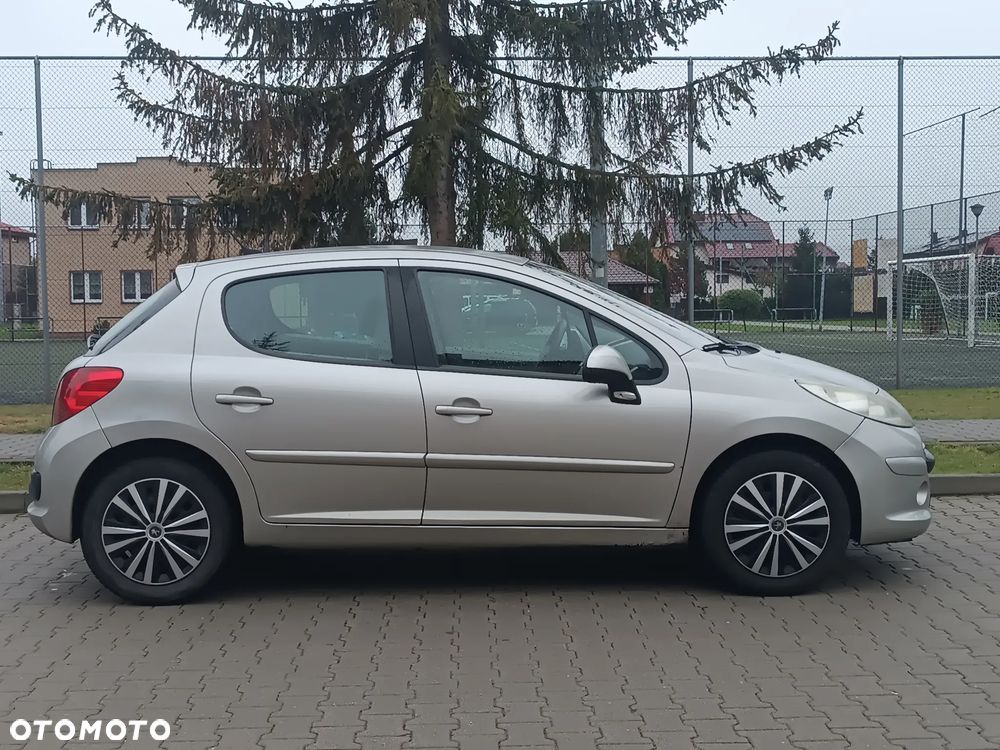 Peugeot 207 2006 photo 2