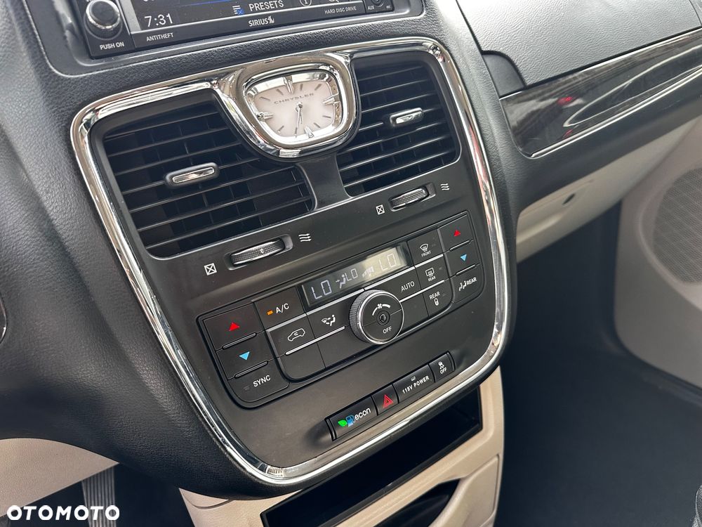 Chrysler Town & Country 3.6 Limited - 26