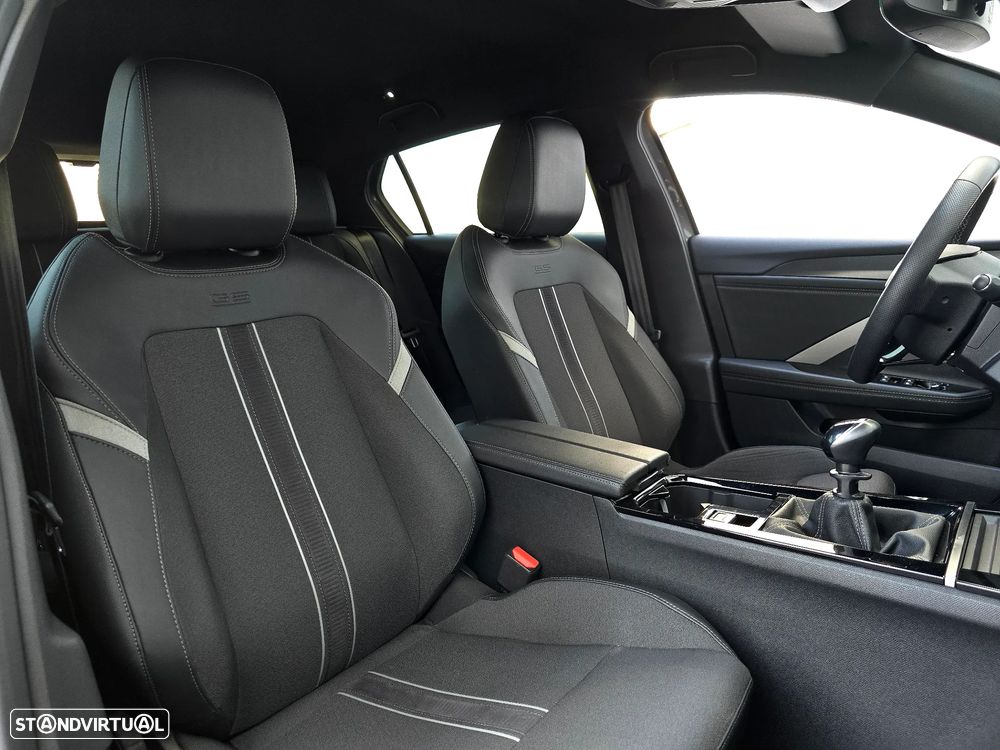 Opel Astra 1.2 T GS Line - 31