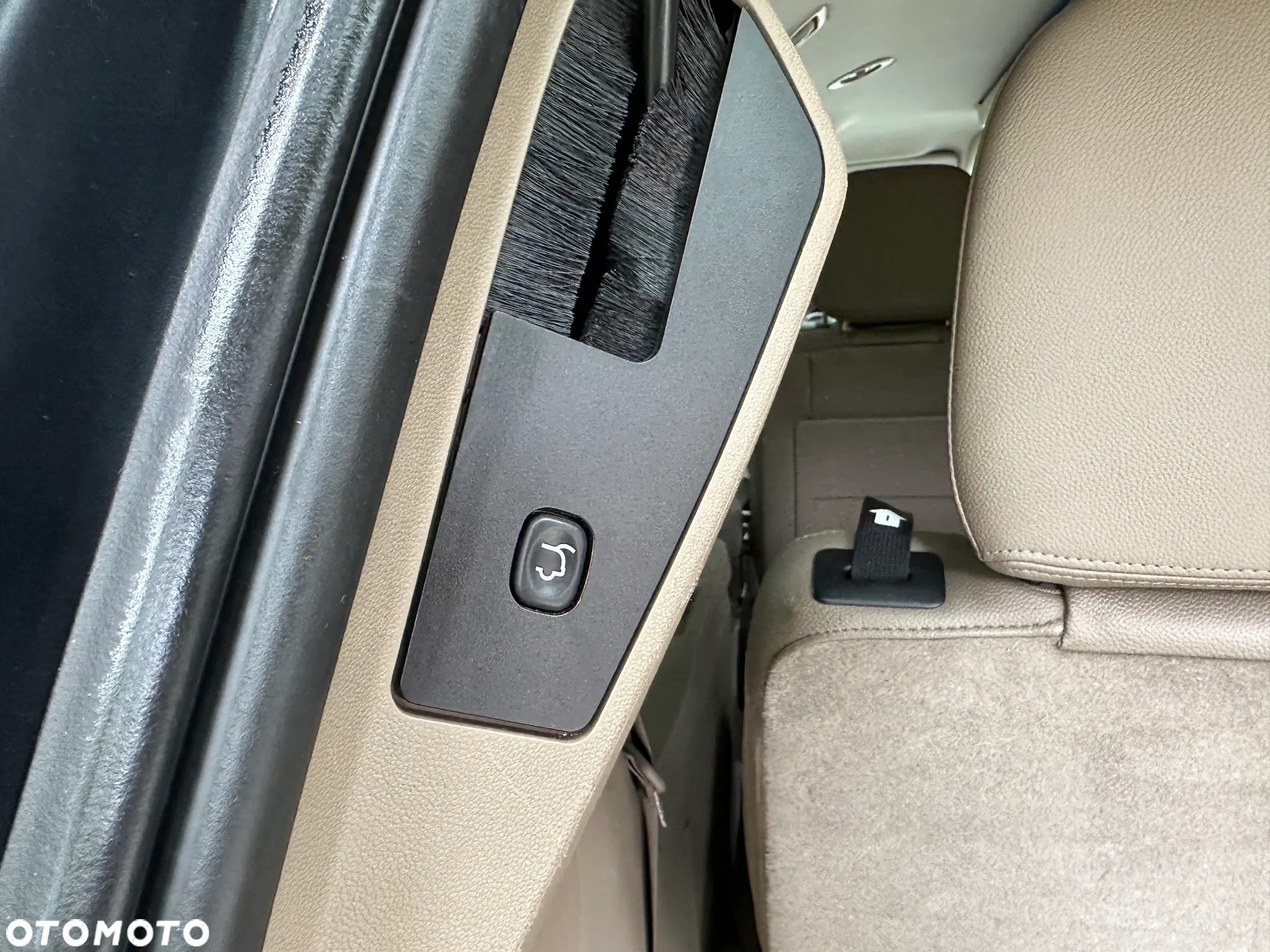 Chrysler Town & Country - 16