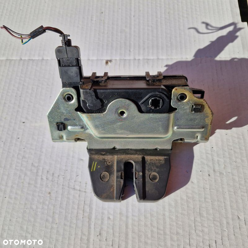 ZAMEK TYLNEJ KLAPY BAGAŻNIKA 495058724 SAAB 9-3 93 II 02- EUROPA - 2