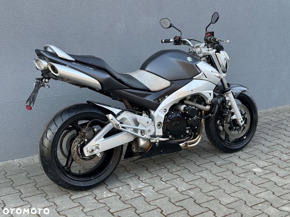 Suzuki GSR - 4